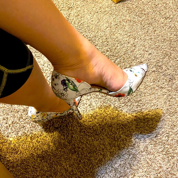 Super cute white heels with design - Picture 2 of 6